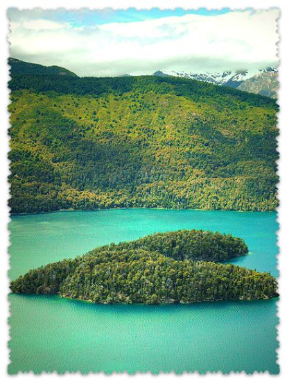ostrov-na-ozere-Gutierres-v-Patagonii