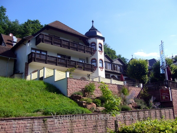 hotel возле замка Mespelbrunn