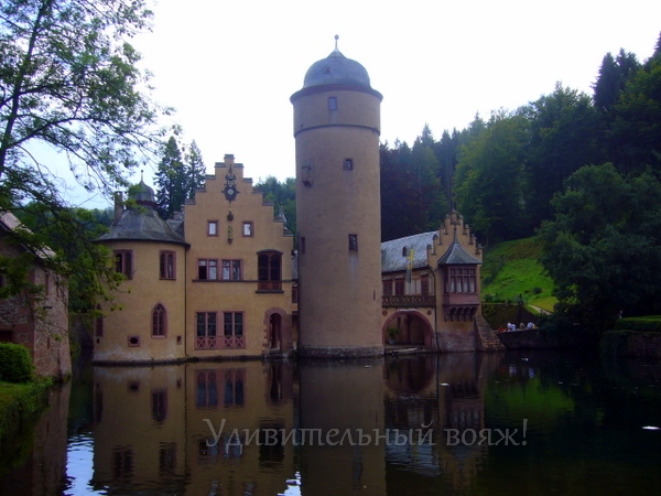 замок на воде Меспельбрунн ( Mespelbrunn)