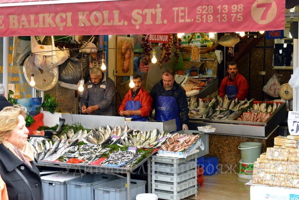 продавцы рыбы в Стамбуле