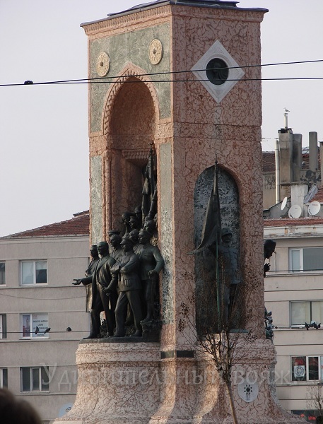 памятник в Стамбуле Кемалю Ататюрку