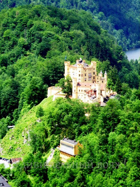 Вдалеке хорошо виден еще один баварский желтый замок Хоэншвангау, в нем прошло детство короля Людвига II.
