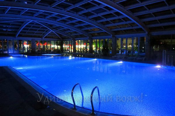Крытый бассейн в отеле Grand Pearl Beach Resort
