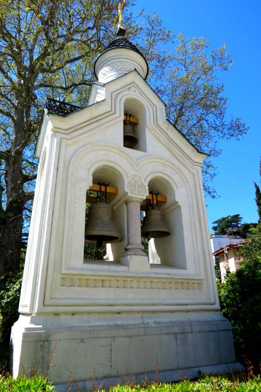 Kolokol'nja rjadom s Krestovozdvizhenskoj cerkov'ju v Livadii