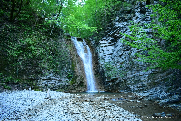 pshadskij-vodopad-v-aprele